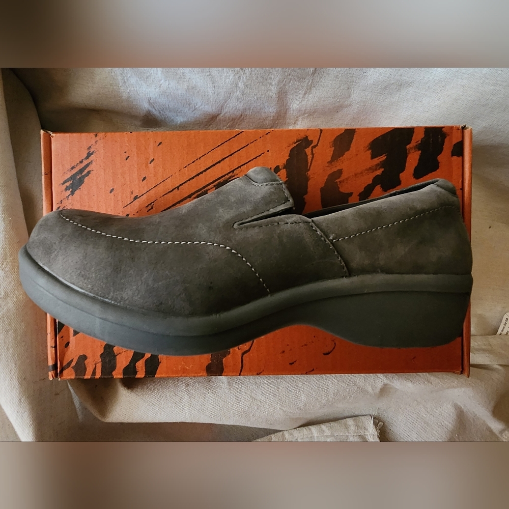 Women's 8 1/2 W Gray Steel Toe work shoe
